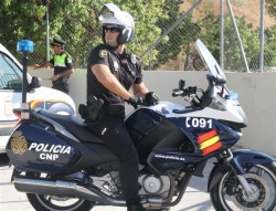 Los Agentes del Cuerpo Nacional de Policía colaboraban con bomberos en el incendio de un domicilio