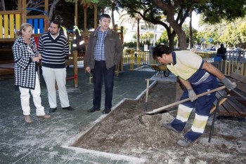 20111223_jardines “Se va a reemplazar el perímetro de arena por uno más seguro e higiénico de hormigón”, ha detallado el concejal de Servicios Operativos, Juan José Jiménez