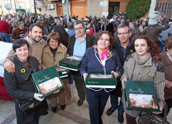 20120103_roscon_gigante (1) Todos participaron en el Roscón Solidario