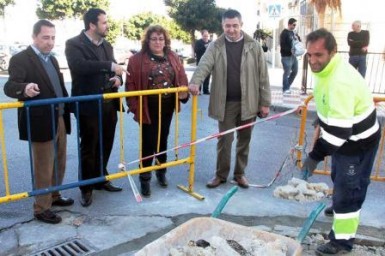 Además de facilitar el paso para personas discapacitadas se actuará en el acerado de la vía.