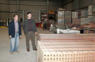 •	Unos 35 trabajadores se trasladaran al nuevo espacio junto al cementerio de Benalmádena Pueblo, un cambio que supone ganar hasta una hora más de trabajo en cada jornada.