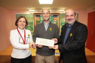 El proyecto consiste en la colaboración de una decena de voluntarios solidarios del Centro de Mayores Anica Torres para ayudar a sensibilizar e informar y captar socios en ayuda a Cudeca.