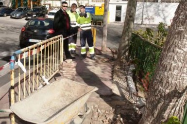 Los trabajos se centran en la limpieza y desbroce de una zona ajardinada lindante con un talud y la eliminación de obstáculos en la acera.