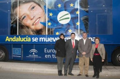 El secretario general de Economía presenta el autobús expositor que recorre la provincia para mostrar avances desde la entrada en la UE