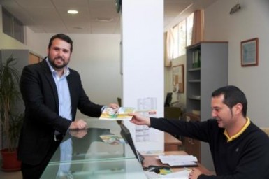 Los vecinos de Benalmádena Costa ya pueden solicitar y retirar el mismo día una nota de empadronamiento en la Tenencia de Alcaldía.