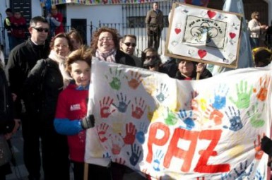 El acto volvió a tener su momento culminante en la concentración de alumnos, profesores y padres en la plaza de España de Benalmádena Pueblo