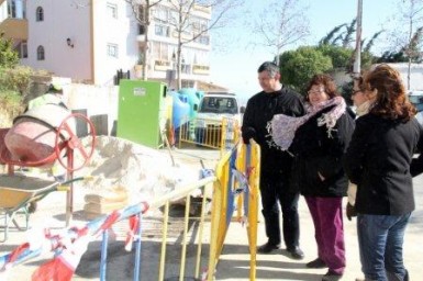 “Estamos reformando el acerado, y reubicaremos los contenedores de basura, además de proceder a la limpieza y desbroce de la zona”, ha explicado el concejal de Servicios Operativos, Juan José Jiménez