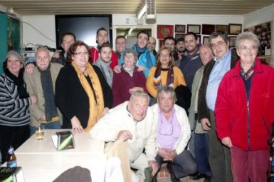 Más de una treintena de Residentes participaron este pasado martes en el Taller Cultural, donde pudieron comprobar las diferencias y matices existentes entre murgas y comparsas, presenciar un ensayo y disfrutar de la hospitalidad que la peña brindó a los residentes.