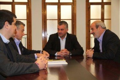 El consejero de Cultura, Paulino Plata, ha mantenido hoy una reunión con el alcalde Javier Carnero y el concejal de Cultura, Francisco Artacho, para avanzar en los diversos proyectos conjuntos en materia cultural