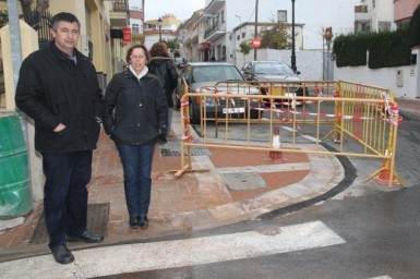 La actuación se ha desarrollado en calle Limonero, y ha consistido en el rebaje de un bordillo que también facilitará el paso de personas con problemas de movilidad.