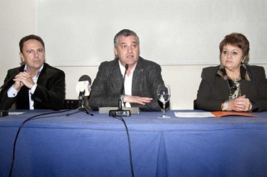 En la inauguración de las jornadas han estado presentes el director del Distrito Sanitario Costa del Sol, Manuel Bayona; el alcalde de Benalmádena, Javier Carnero; y la concejala de Sanidad de Benalmádena, María del Carmen Florido.