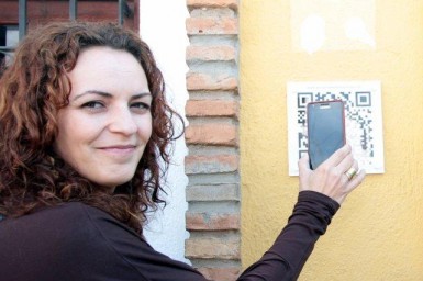 Se trata de un sistema que permite almacenar información en una especie de código de barras de última generación que puede ser recuperada por determinados teléfonos móviles.