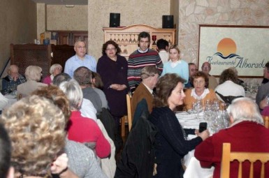 En la actividad participaron unas 50 personas, que pudieron disfrutar vinos dulces, blancos y tintos de la bodega.