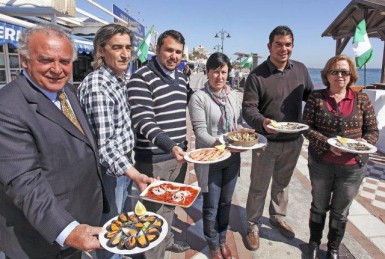 La concejala de Comercio, Concepción Tejada, ha querido animar a todos los vecinos a aprovechar estos días de buen tiempo para que se acerquen a la playa de Santa Ana “y puedan degustar la variedad de pescaitos y mariscos a unos precios muy asequibles”.