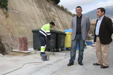 La adaptación se ha realizado en calle Vela de Nueva Torrequebrada, aprovechando el arreglo de una acera y zona ajardinada por parte de los Servicios Operativos.