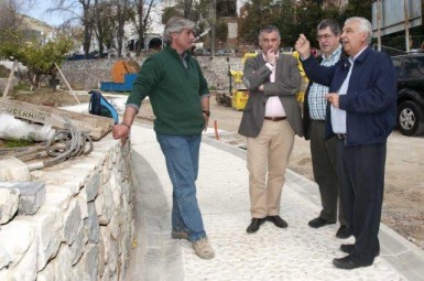 El alcalde Javier Carnero y el concejal de Urbanismo, Joaquín Villazón, han visitado esta mañana los trabajos, y han anunciado que esperan que los trabajos estén concluidos para el próximo verano.