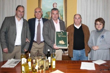 La asociación firma un acuerdo de colaboración con Olivareras San Isidro para la promoción de sus productos en la comarca.