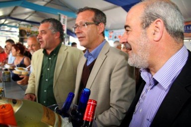 El alcalde, javier Carnero, y el concejal de Puerto, Francisco Salido, acudieron a la inauguración de esta gran feria gastronómica. 