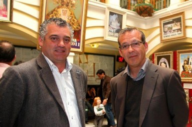 “Aprovechando el 50º aniversario de la hermandad, propuse reunir algunos de los carteles y originales en el mismo patio del Ayuntamiento”, ha destacado el alcalde.