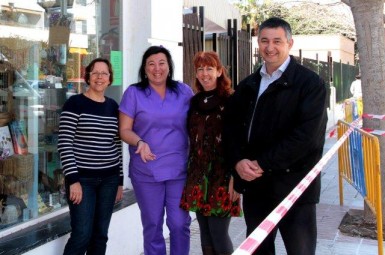 “Hemos arreglado el acerado y unos alcorques, además de parchear varios baches, repintar la señalización horizontal y abrir nuevas plazas de aparcamiento”, ha detallado el concejal de Servicios Operativos, Juan José Jiménez.