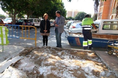 “Hemos reparado el acerado, además de eliminar una barrera arquitectónica y repintar los pasos de peatones”, ha explicado el concejal de Servicios Operativos, Juan José Jiménez.