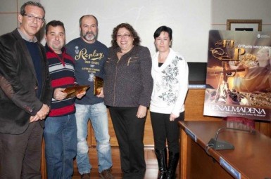 El acto también sirvió para entregar dos placas a Juan Pérez Cabanillas y a Eduardo Cabello Zaragoza en reconocimiento a su participación durante 27 años en el Paso de Benalmádena.   
