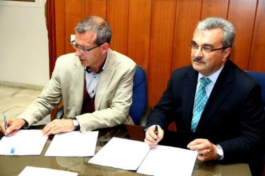 Este servicio, financiado por el ayuntamiento y la Junta de Andalucía, cubre mayoritariamente a personas mayores y a discapacitados en sus domicilios que necesitan atención y cuidados en las tareas diarias.