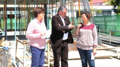 El alcalde Javier Carnero y la concejala de Educación, Elena Galán, han visitado los trabajos, que cuentan con una subvención de 175.000 euros de la Junta de Andalucía.
