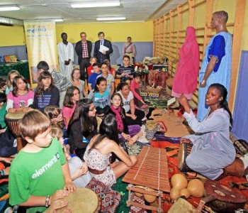 Estos talleres se llevan a cabo en los distintos centros escolares del municipio con el objetivo de dar a conocer a los alumnos las diferentes culturas que conviven en Benalmádena.