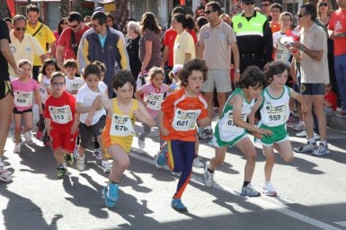 La prueba, organizada por el Club Atletismo Arroyo de la Miel y el PDM, tenía carácter solidario, ya que era a beneficio de la casa de acogida para mujeres víctimas de violencia de género.