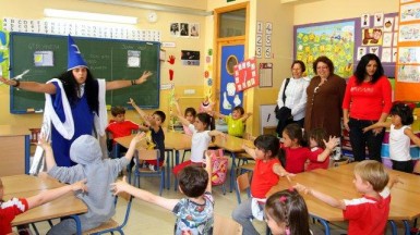 “A través de cuentos populares, se realizan una  serie de actividades con las que los más pequeños van aprendiendo la importancia y necesidad de  la igualdad de género”, ha destacado la concejala de Igualdad, Encarnación González.