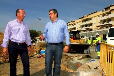 “Gracias a estas obras acabaremos con los problemas en el suministro de agua que se producían en Casablanca y Los Nadales en las épocas de mayor consumo”, ha informado el concejal de Urbanismo y Obras, Joaquín Villazón.