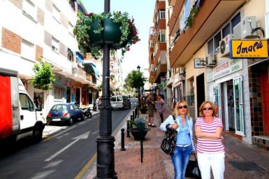 Se han instalado nuevos maceteros colgantes en el tramo alto de esta céntrica calle.