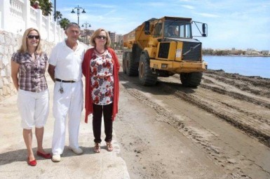 "Esta arena, extraída de la bocana del Puerto Deportivo, dispone de toda las garantías sanitarias, avaladas por las analíticas y pruebas correspondientes”, ha explicado la concejala de Playas, Inmaculada Vasco.