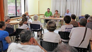•	“Algunos vecinos desconocen que las compañías de seguros solo cubren los cinco primeros años de alquiler del nicho, y después es necesario renovar el contrato”, ha señalado la concejala de Sanidad, María del Carmen Florido.