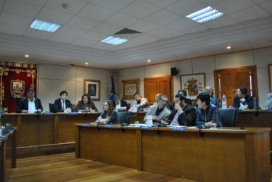 La primera fase del plan, que nace con vocación de continuidad a lo largo de toda esta legislatura, durará seis meses y contará con una inversión de 300.000 euros procedentes del ahorro del 30 % en el gasto corriente.