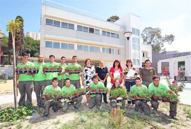 “Estos jóvenes realizan parte de su prácticas acondicionado las zonas verdes que rodean al Edificio Innova”, ha explicado la concejala de Empleo, Encarnación González.
