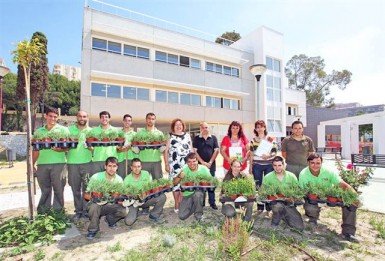 20120606 PRACTICAS DEL CURSO JARDINERIA EN EDIFICIO INNOVA 2 “Estos jóvenes realizan parte de su prácticas acondicionado las zonas verdes que rodean al Edificio Innova”, ha explicado la concejala de Empleo, Encarnación González.
