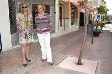 "Estamos reemplazando las rejillas por una composición de grava y silicona permeable que potencia los efectos del riego”, ha destacado la concejala Inmaculada Vasco.