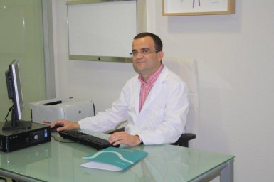 El doctor Rafael Trujillo, responsable de la Unidad de Consejo Genético de Xanit Hospital Internacional aclara que en las familias con cáncer hereditario, la alteración de un único gen  es el responsable en gran parte del riesgo de cáncer, sin olvidar que también influye la interacción con otros genes y con factores ambientales.