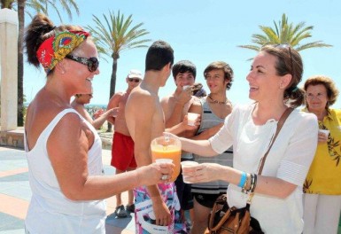 La Asociación “Yo, Producto Andaluz” ha repartido esta mañana más de 2.000 litros de gazpacho en la Playa Fuente de la Salud.