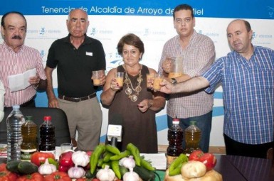 “Un año más, queremos mostrar nuestro apoyo a esta iniciativa que tiene como objetivo promocionar los productos andaluces y llamar la atención de los ciudadanos sobre la necesidad de consumir productos de nuestra tierra”, ha declarado la concejala de Sanidad, María del Carmen Florido.