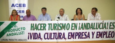 Los concejales de Turismo y Comercio, Adolfo Fernández y Ana Macías, respectivamente, han asistido a la presentación de la campaña. 