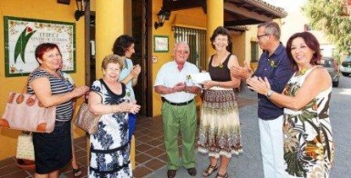 Los concejales de Participación Ciudadana y Bienestar Social, Ana Macías y Francisco Salido, respectivamente, han asistido a la entrega.