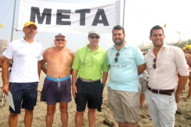 Dos personas con movilidad reducida han participado en esta prueba deportiva celebrada esta mañana en la Playa Malapesquera.
