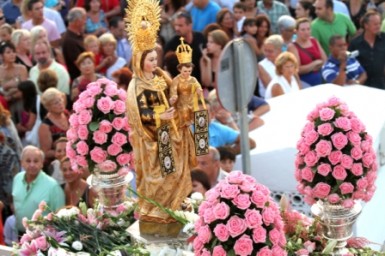 Miles de vecinos y foráneos se dieron cita en el paseo marítimo para acompañar a la Patrona por su recorrido marítimo