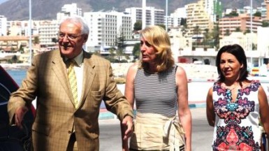 El subdelegado anuncia en su visita a Benalmádena la puesta en marcha del Servicio de Atención al Turista Extranjero y el desarrollo de operaciones conjuntas contra la venta ambulante ilegal.