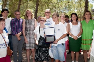 Los mayores agradecen la implicación de la alcaldesa y le hacen entrega del ‘Bastón’ del Paseo por la Salud.  