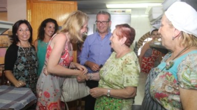 La regidora ha agradecido el trabajo y la ayuda que prestan los voluntarios del comedor.