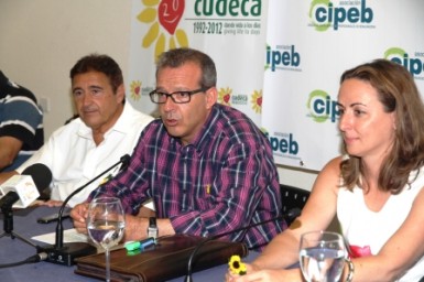 La iniciativa contempla actuaciones todos los sábados de agosto con objeto potenciar la actividad comercial en la zona.